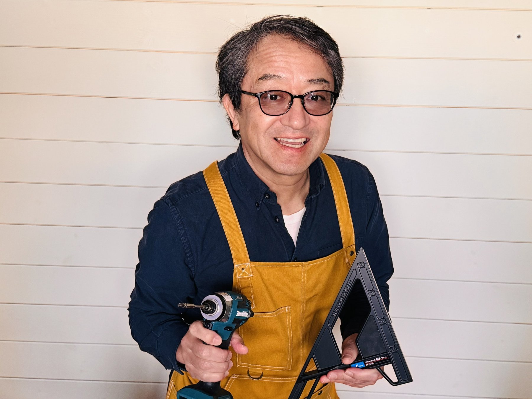 Silentlife代表 池ヶ谷充寛が道具を持っている写真