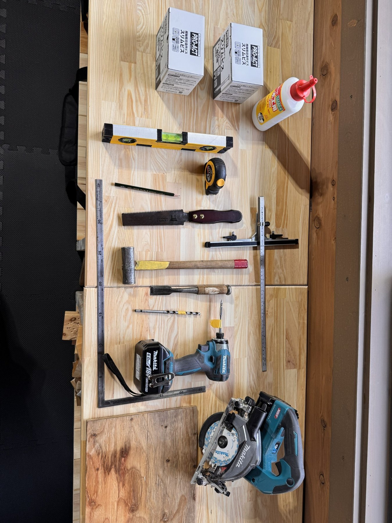 木工用の道具を作業台に並べた写真