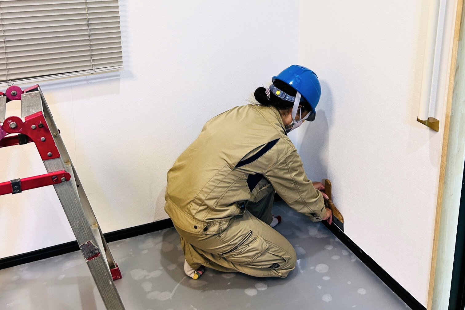 巾木付近の貼り方の様子