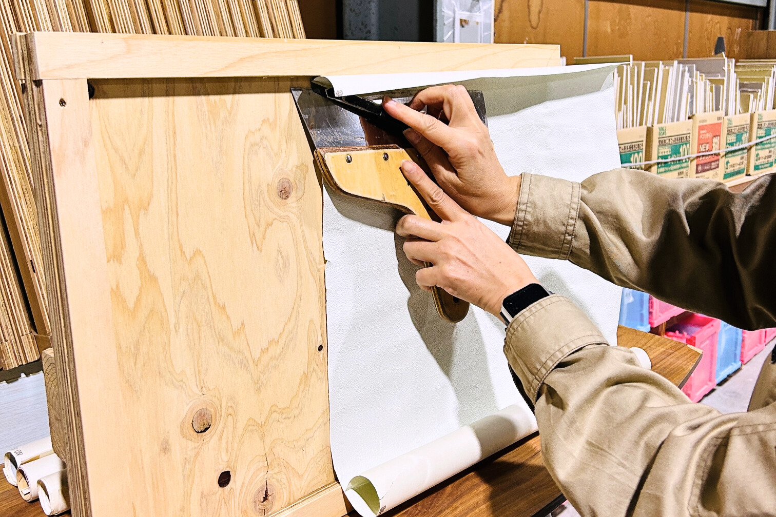 貼り方の手元のクローズアップ