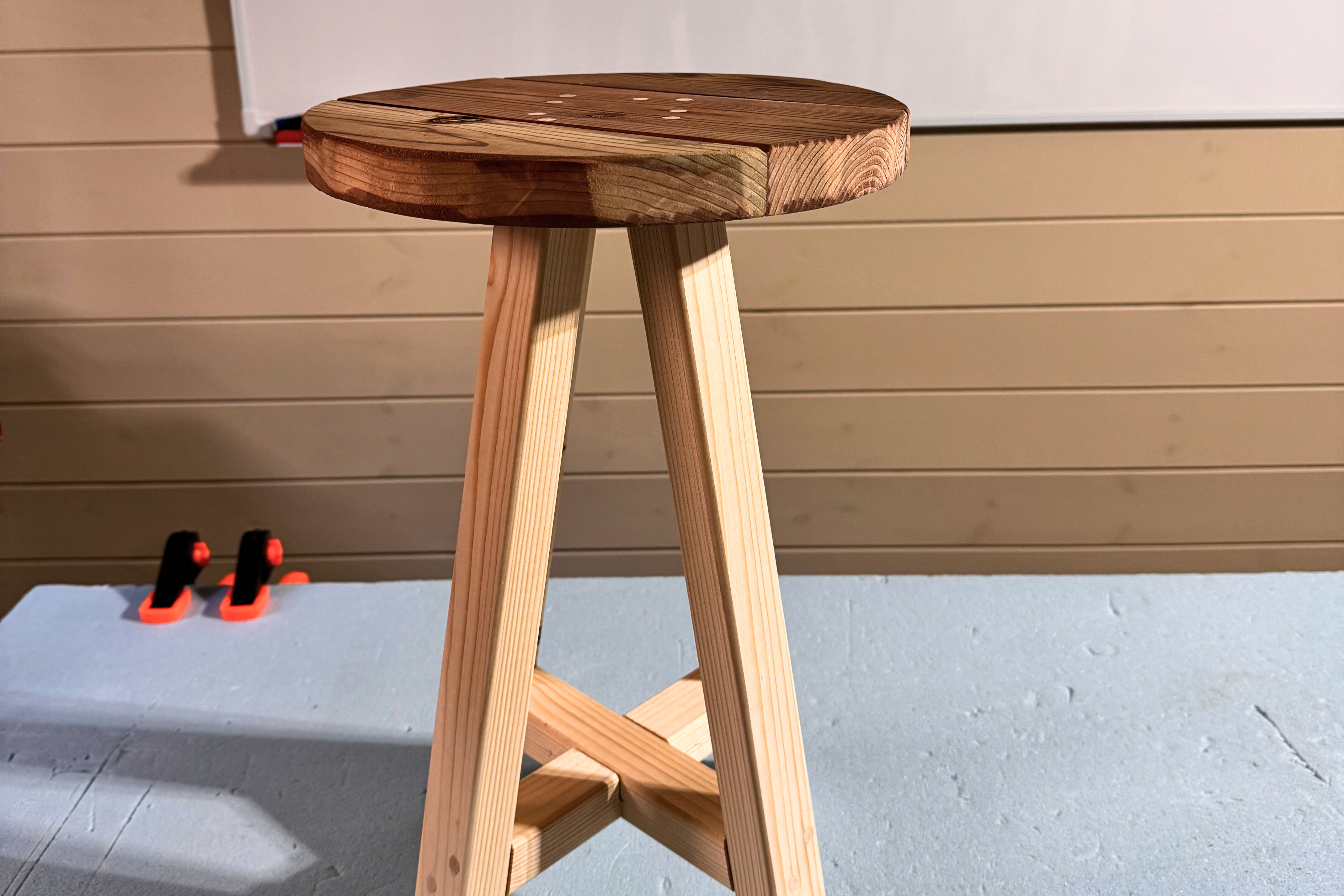 完成した丸スツール