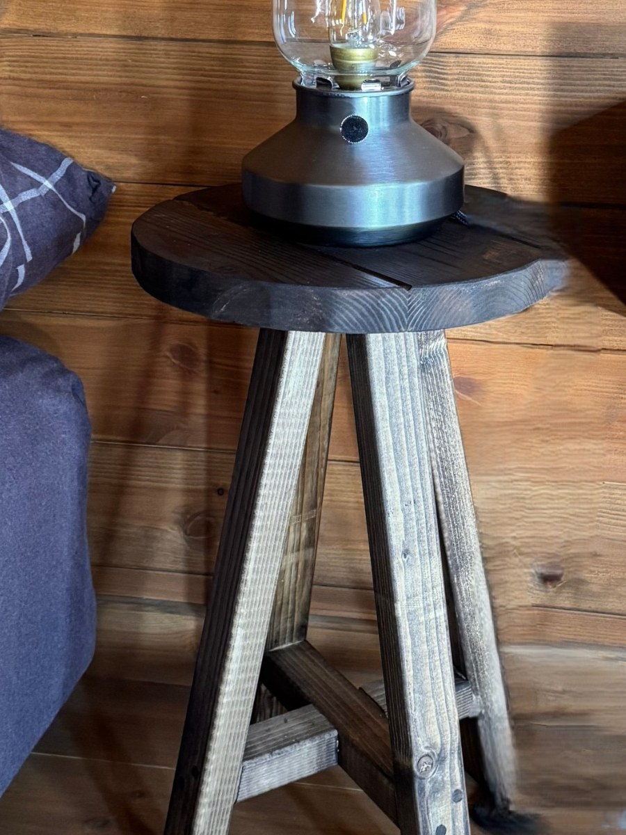 ベッド横に置いた丸スツール