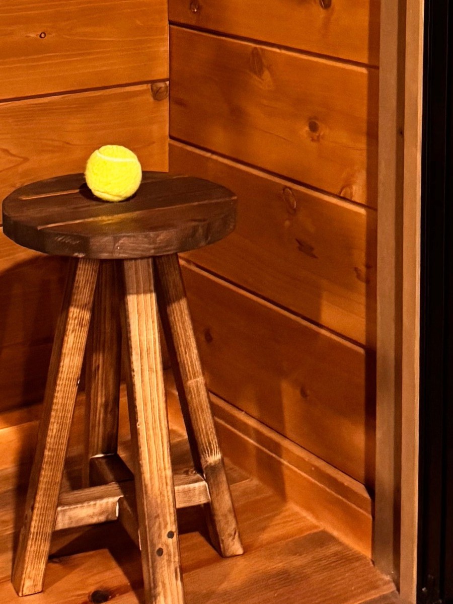 玄関に置いた丸スツール