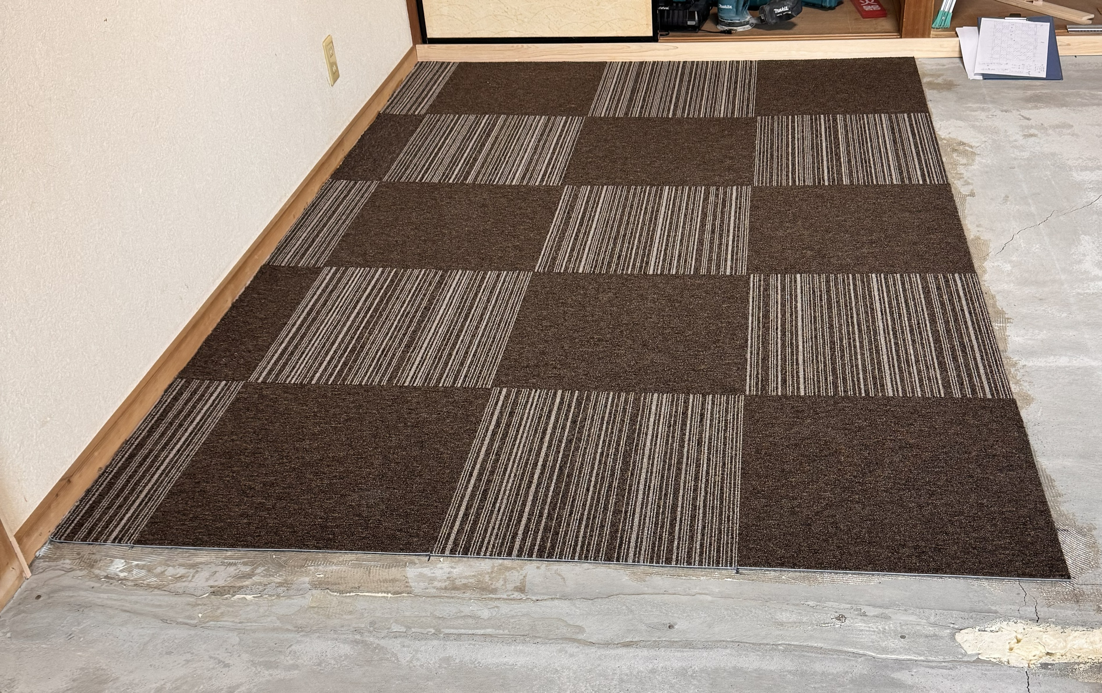 タイルカーペット糊付け後の仕上がり