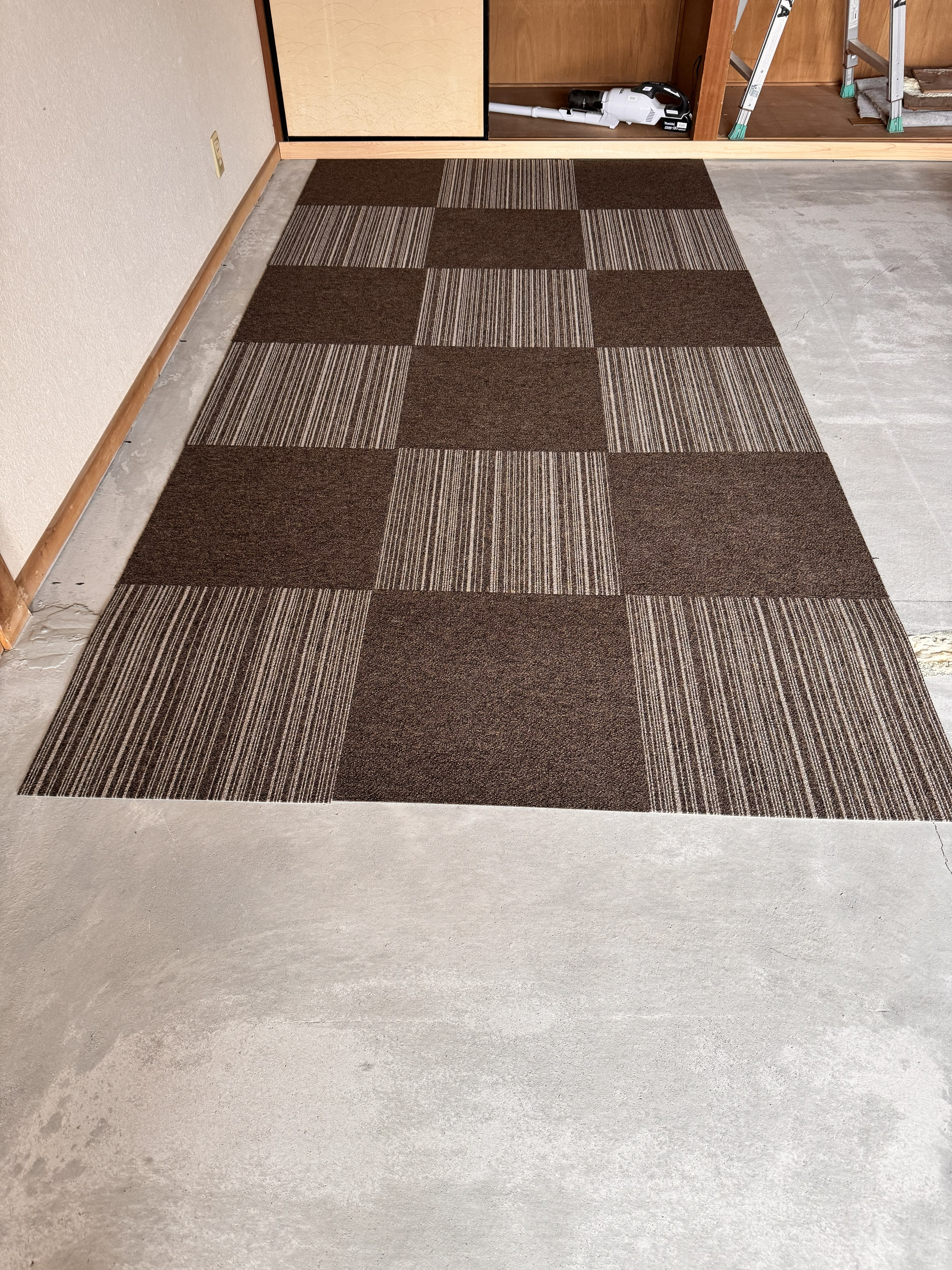 タイルカーペットの仮並べ（チェック柄で配置確認）