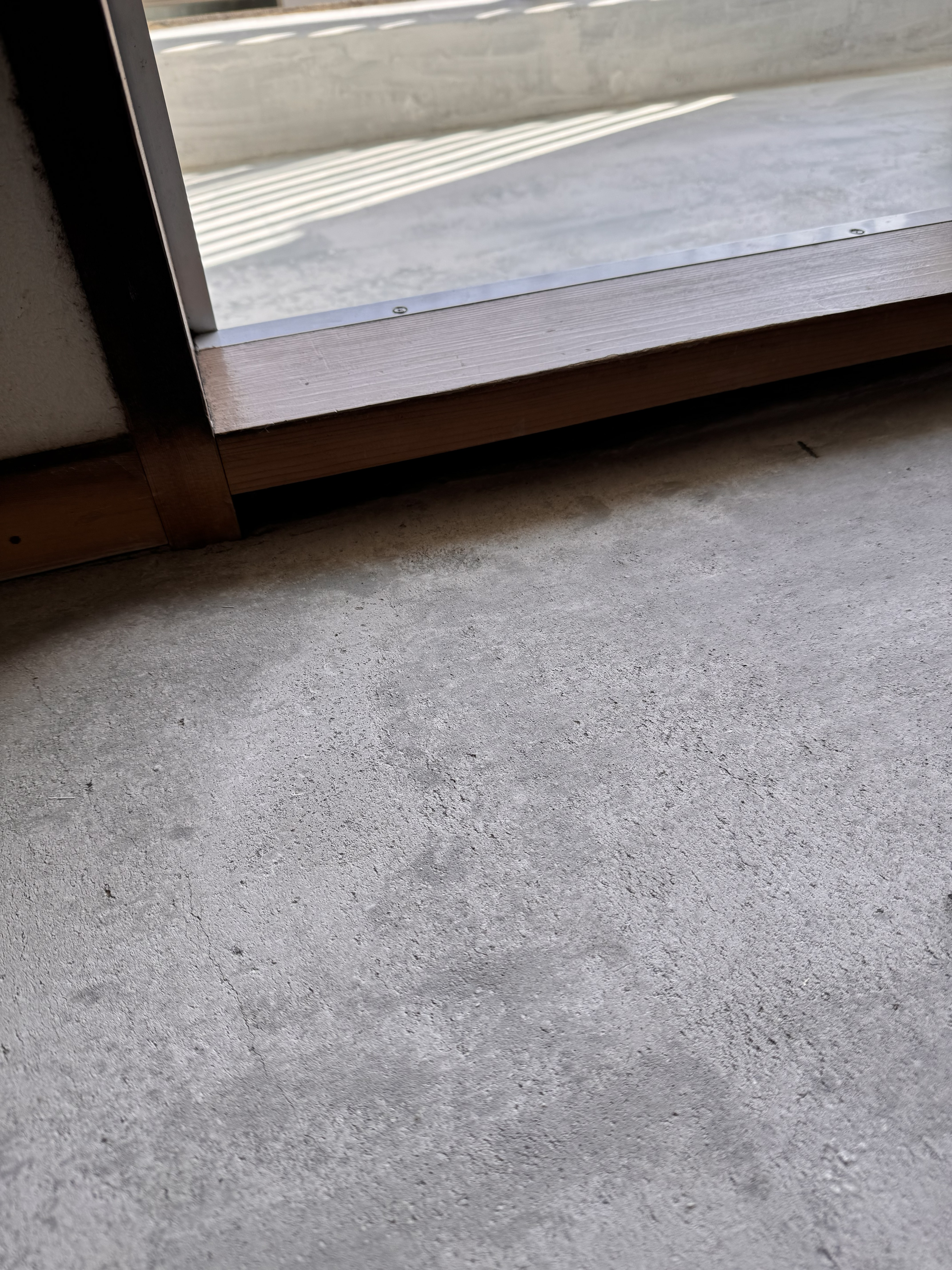 掃き出し窓開口部下の隙間（施工前）